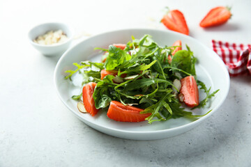 Arugula salad with strawberry and almond