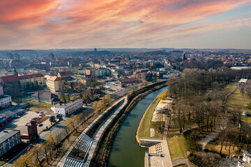 Miasto Racibórz na Śląsku w Polsce nad rzeką Odrą, panorama zimą z lotu ptaka