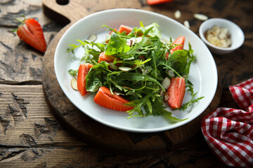 Arugula salad with strawberry and almond