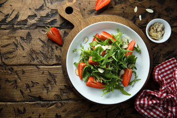 Arugula salad with strawberry and almond