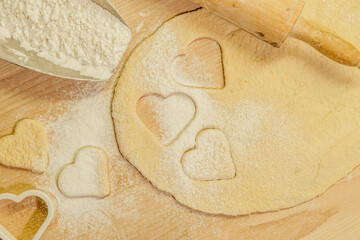 Keksteig mit ausgestochenen Herzen
