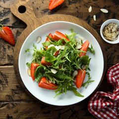 Arugula salad with strawberry and almond