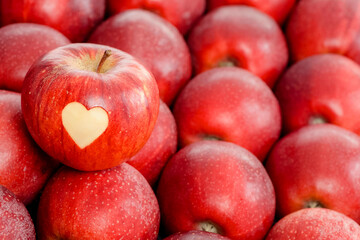 Fototapeta na wymiar Rote Äpfel mit Herz