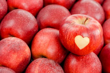 Rote Äpfel mit Herz