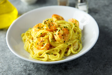 Pasta with shrimps and saffron sauce