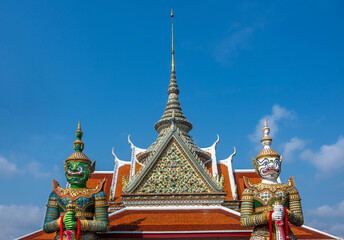 Fototapeta premium Colorful statues at the historic Wat Arun Buddhist Temple in Bangkok