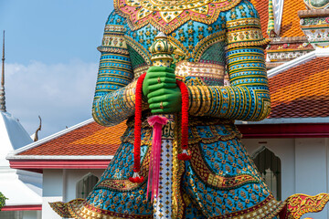 Obraz premium Colorful statue at the Wat Arun Buddhist Temple in Bangkok