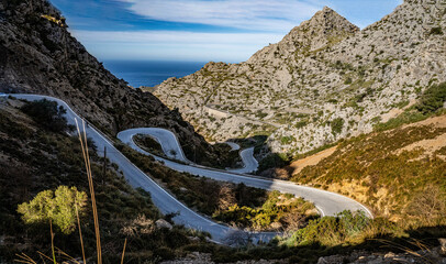 Route sinueuse paysage de montagne. Virages en épingle.
