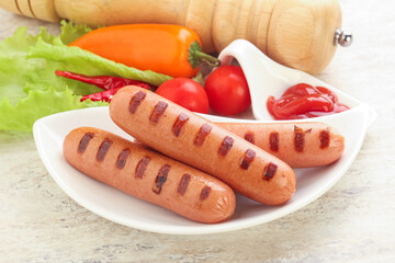 Grilled sausages with tomato sauce