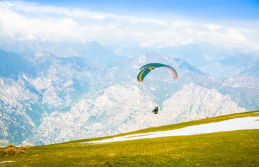 Gleitschirmfliegen am Gardasee mit Bergpanorama im Hintergrund See Paragleiter Italien Sport Berg /...