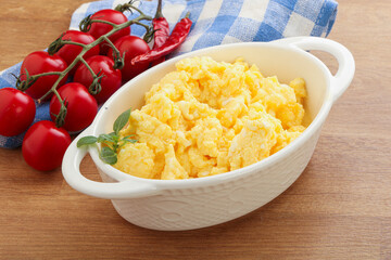 Scrambledd egg in the bowl