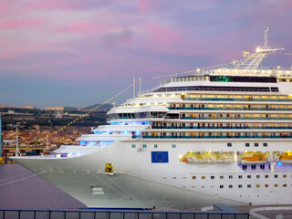 Costa Kreuzfahrtschiff Costa Pacifica im Hafen von Marseille Provence - Cruiseship cruise ship...