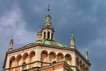 Fototapeta na wymiar cima della chiesa di crespi