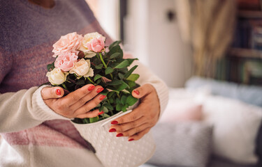 Dzień kobiet. Kwiaty złożonej ukochanej , piękne róże dla ukochanej osoby