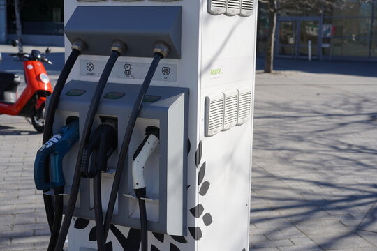 efacec fast-e Ladestation f&uuml;r Elektrofahrzeuge am S&uuml;dkreuz in Berlin am 07.03.2022