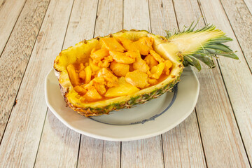 Chinese Style Pineapple Chicken is a perfect recipe for a quick and augmented dinner. Discover how to make chicken with pineapple oriental style