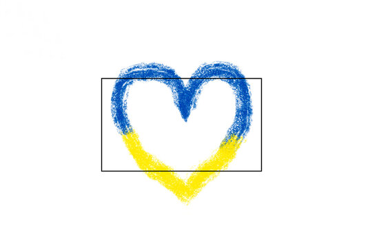 Un corazon pintado a mano con los colores de la bandera de Ucrania sobre un fondo blanco. Vista de frente. Copy space