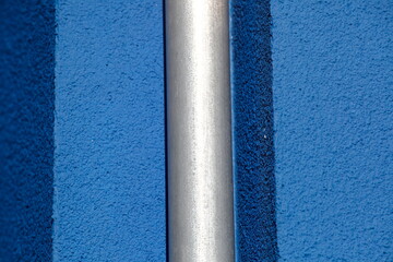 Abflussrohr, Regenrinne an blauer Hauswand, Deutschland, europa