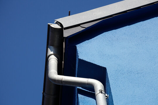 Abflussrohr, Regenrinne an blauer Hauswand, Deutschland, europa