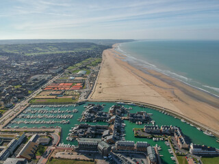 Ville, plage et port de Deauville vue du ciel. Photographie de drone.