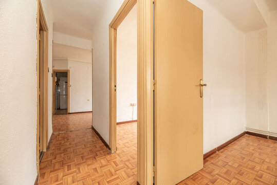 Distributor corridor in an empty residential house with sintasol floors