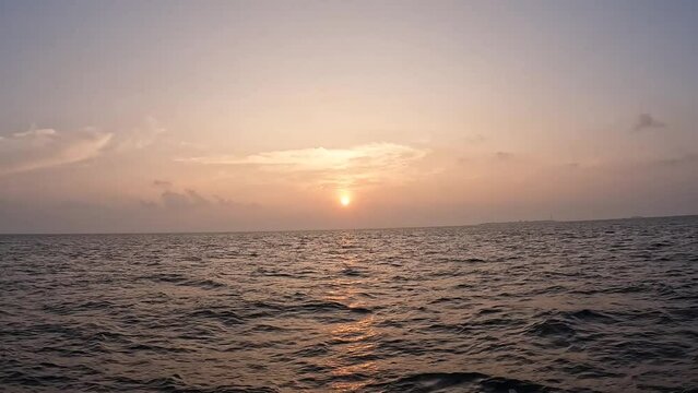 Slow boat ride sunset at the sea in maldives
Langsame Bootsfahrt beim Sonnenuntergang in den Malediven