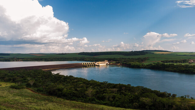 Usina Hidrel&eacute;trica de Igarapava, usina situada no rio grande, vista aerea