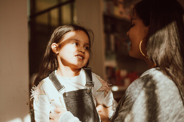 Mama e hija tiradas riéndose y disfrutando