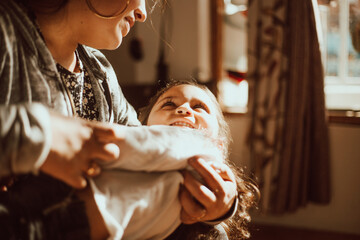 Mama e hija viéndose a la cara mientras juegan