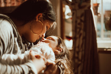 Mama e hija viéndose a la cara mientras juegan