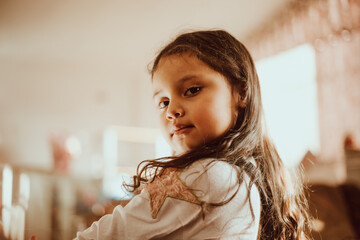 Retrato de peque&ntilde;a ni&ntilde;a sonriendo