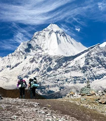 Crédence de cuisine en verre imprimé Dhaulagiri mount Dhaulagiri with two tourists himalaya mountain