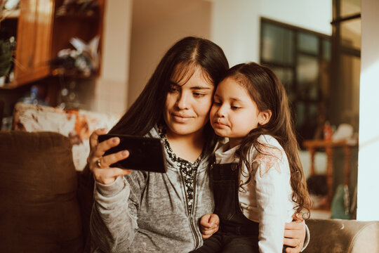 Mama E Hija Mirando El Celular