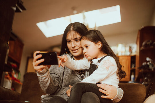 Mama E Hija Mirando El Celular