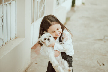 Pequeña niña abrazando a su cachorro