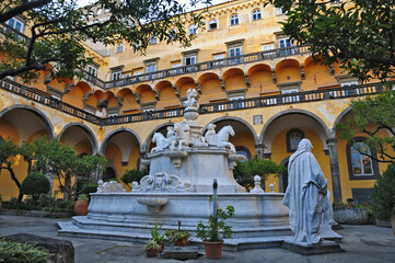 Napoli, Chiostro del Monastero di San Gregorio Armeno -  Fontana 'Cristo e la Samaritana'