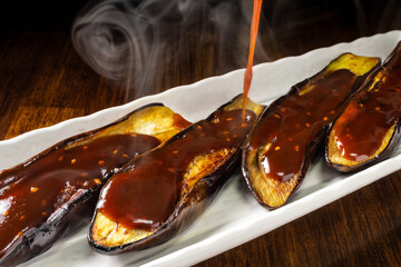 焼きなすに味噌だれをかける