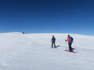 Couple homme femme en randonn&eacute;e en ski de rando en montagne en hiver dans la neige des Pyr&eacute;n&eacute;es orientales catalanes sous le soleil