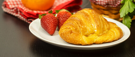 Croissant con fresas, plato listo para desayunar