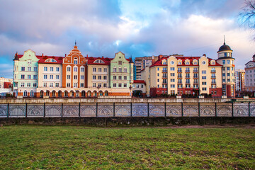 Obraz premium Colored houses on the central embankment at sunset in Kaliningrad.