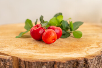 Acerola com algumas folhas, furta tropical Brasileira alta em vitamina C.