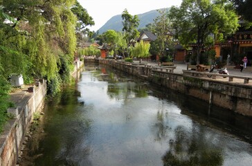 A scene of Lijiang City in Yunnan Province in Cjina : the entrance to its downtown　中国雲南省麗江の風景 : 旧市街の入り口