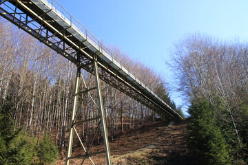 Förderband für Schotter und Steine in einem Steinbruch