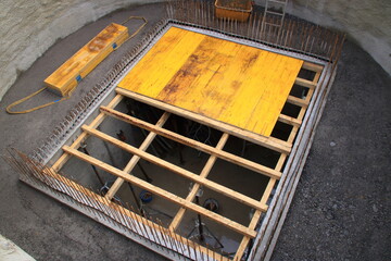 Abdeckung aus Schaltafeln über einem Schacht