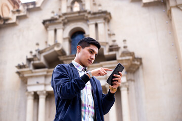 Joven emocionado revisando su celular