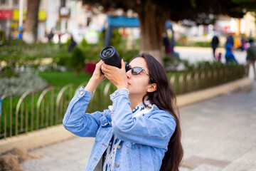 mujer turista con cámara de fotos