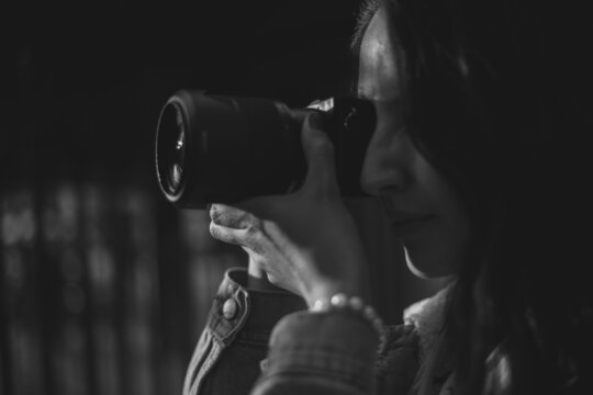 mujer fot&oacute;grafa trabajando