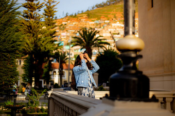 mujer turista usando su cámara fotográfica