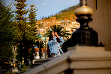 mujer turista usando su c&aacute;mara fotogr&aacute;fica