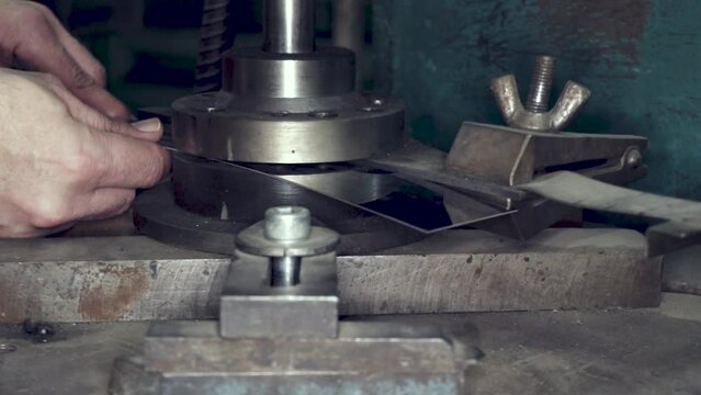 Wybijanie blachy stalowej prasą mimośrodową.